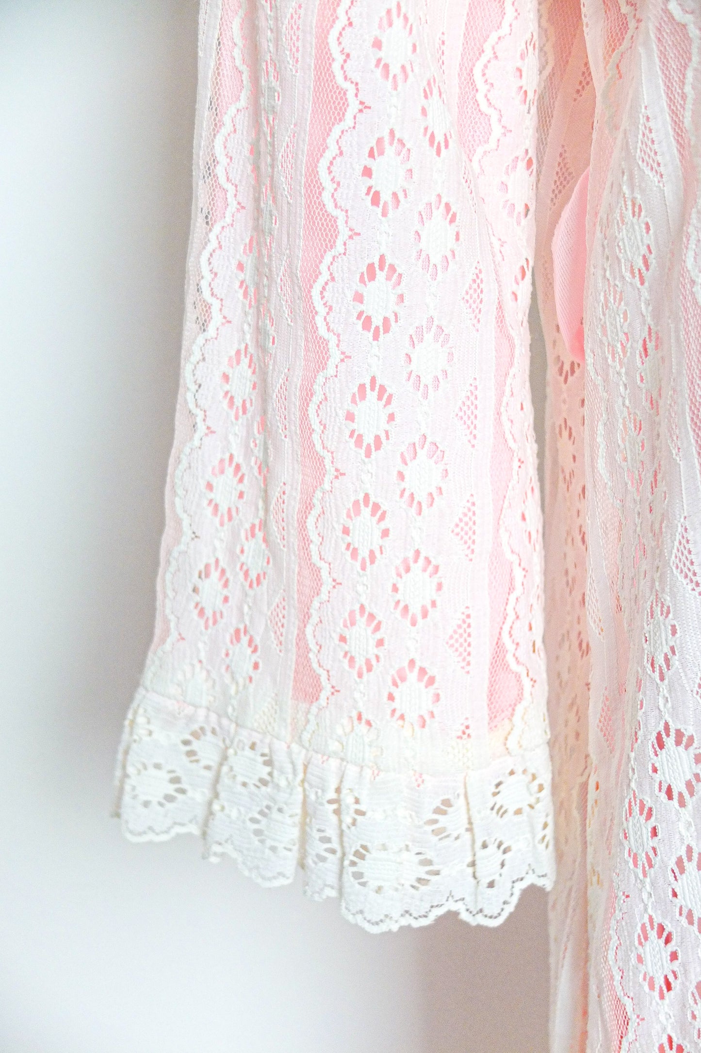 70s Say-Lu Loungewear Pink White Lace Robe Kimono (M)