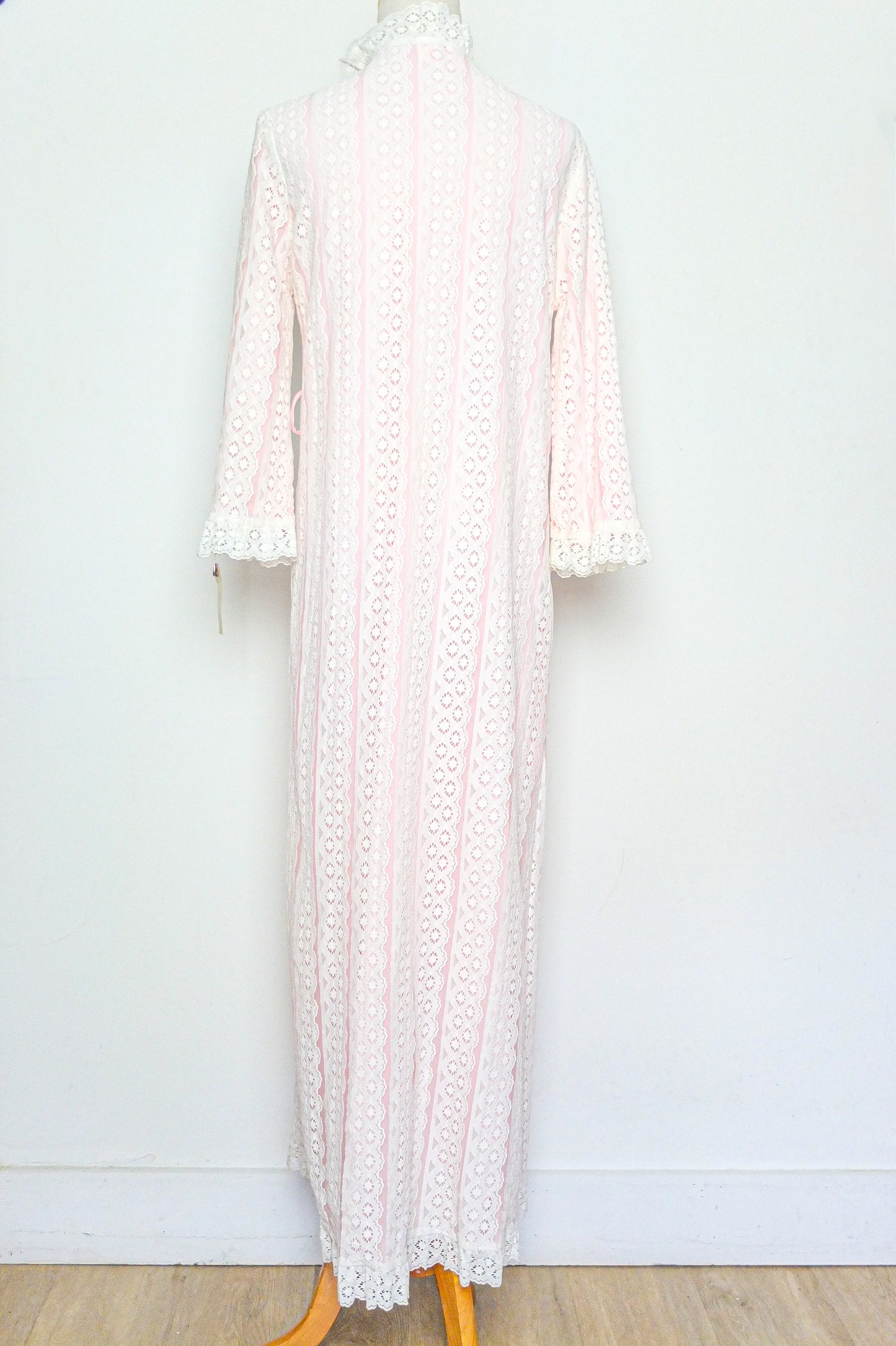 70s Say-Lu Loungewear Pink White Lace Robe Kimono (M)