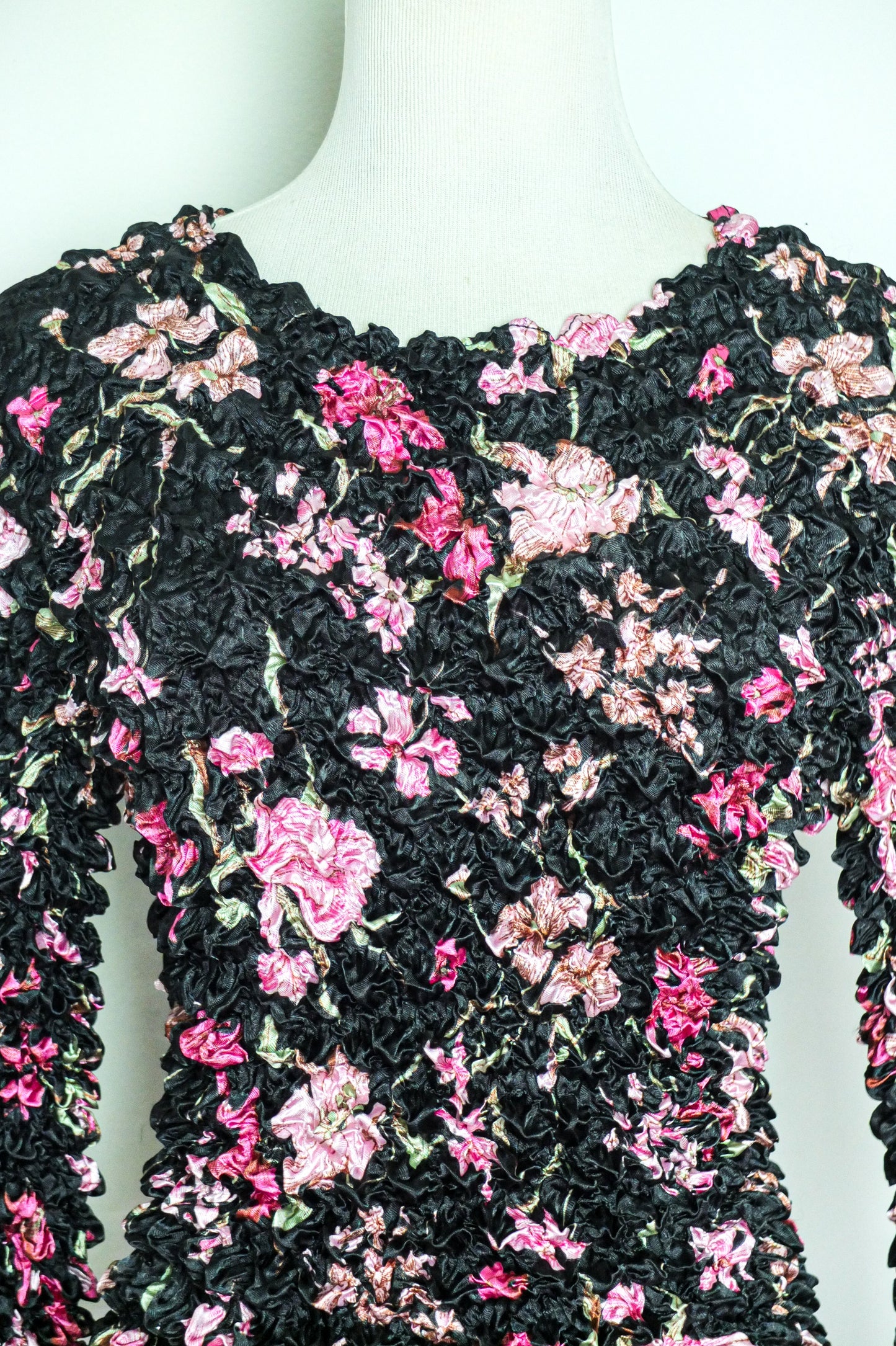 Y2K 90s Black Floral Popcorn Textured Top (S-M)