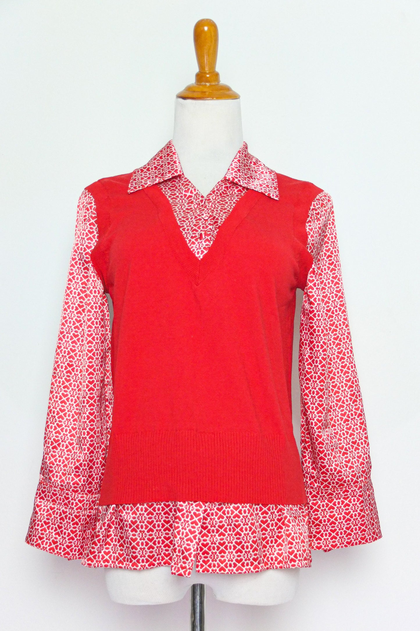 90s Y2K Red Queen of Hearts Knit Shirt (S-M)