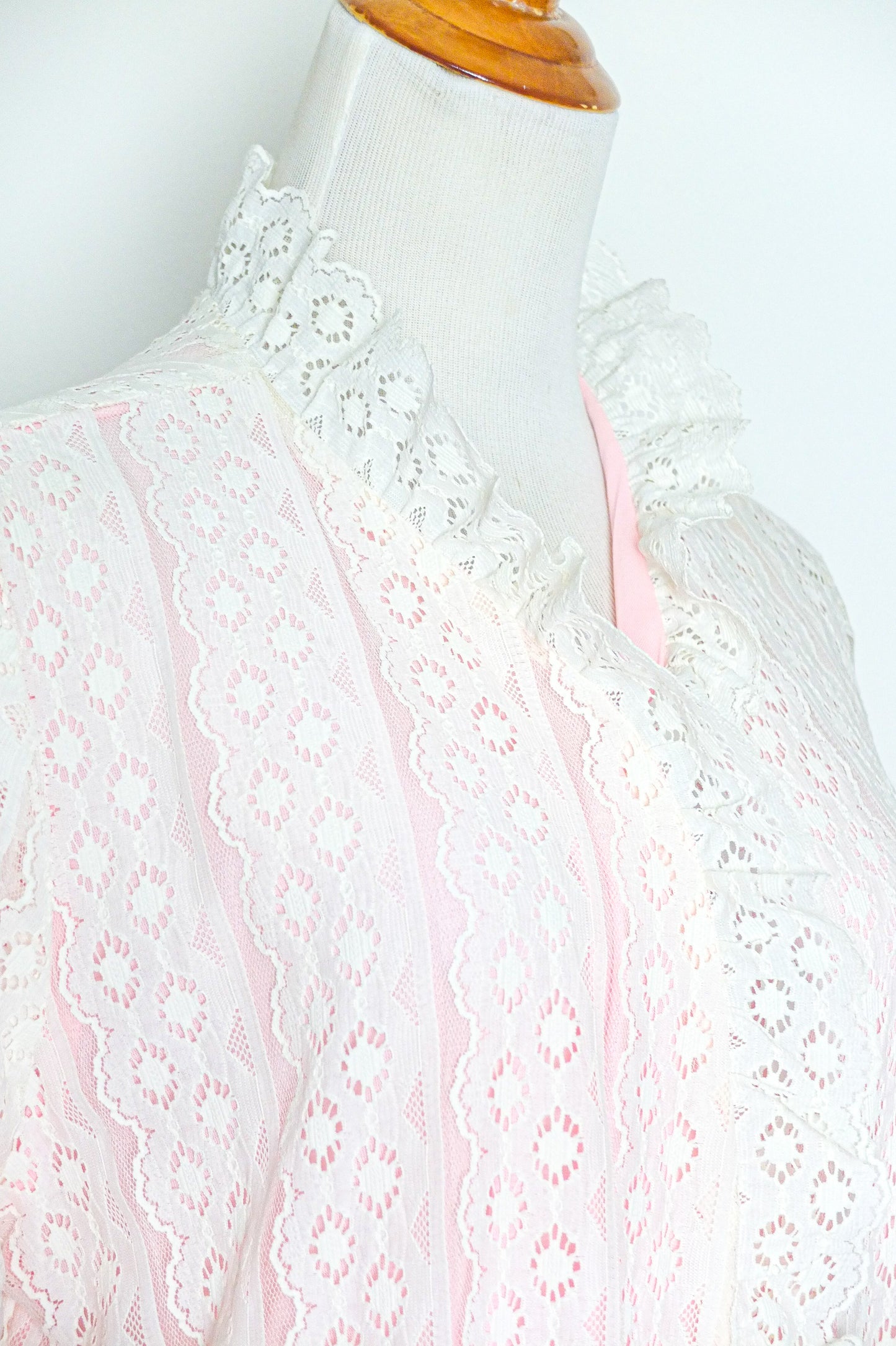 70s Say-Lu Loungewear Pink White Lace Robe Kimono (M)