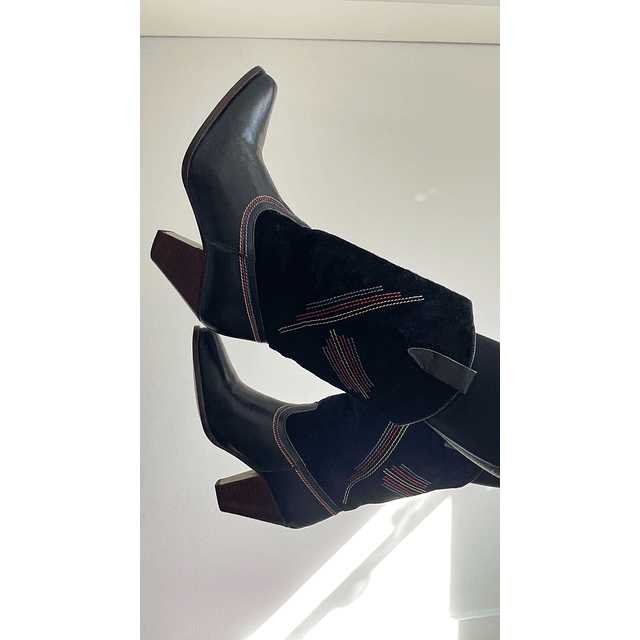 Vtg Black Leather Embroidered Cow Boots