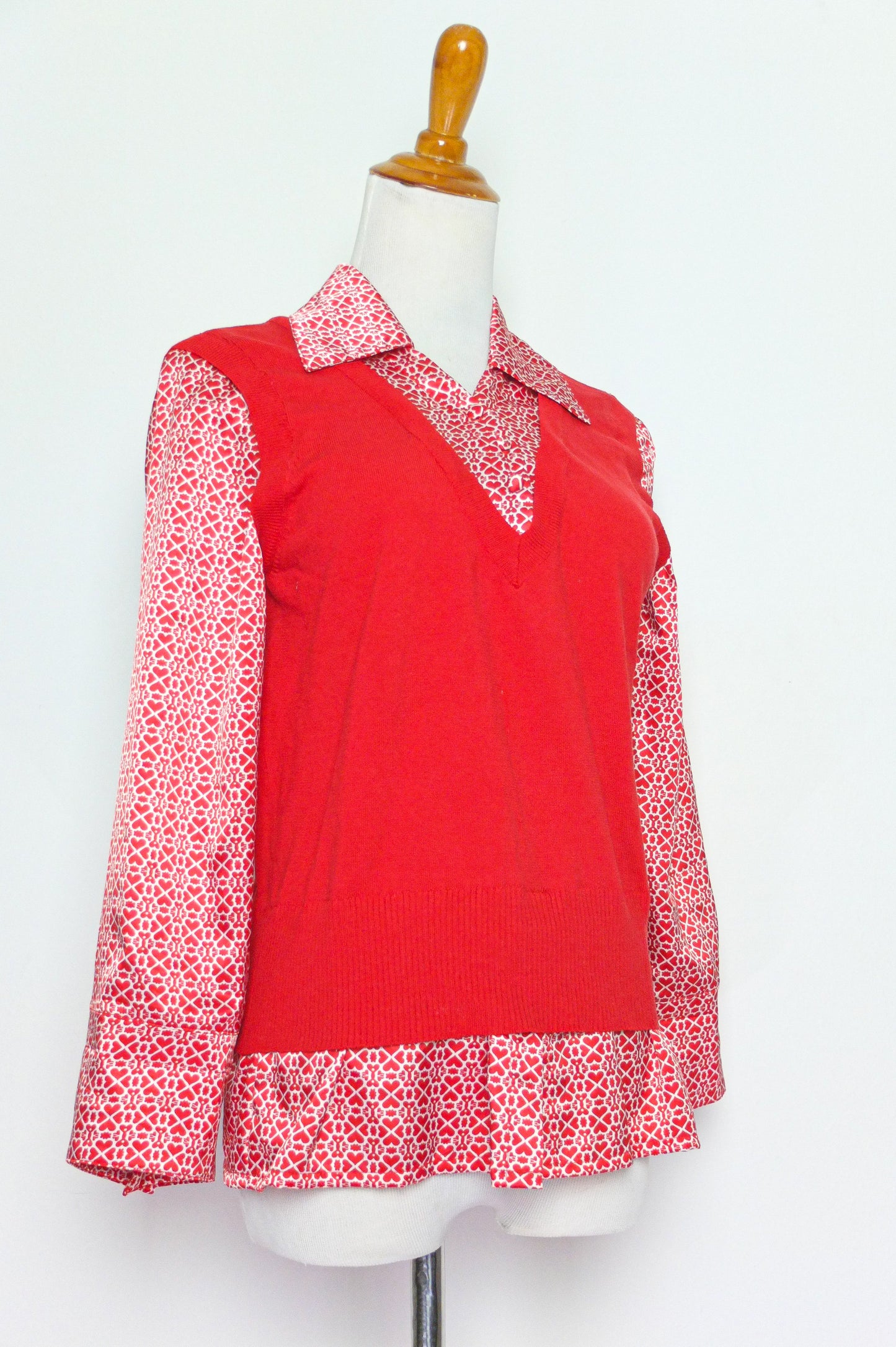 90s Y2K Red Queen of Hearts Knit Shirt (S-M)