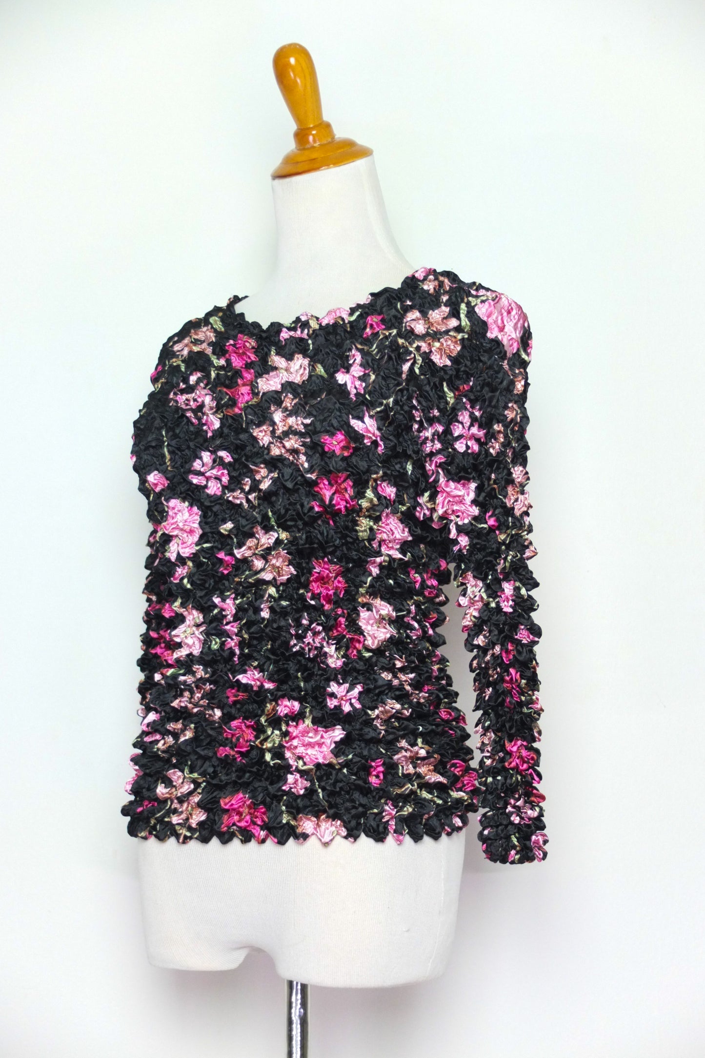 Y2K 90s Black Floral Popcorn Textured Top (S-M)