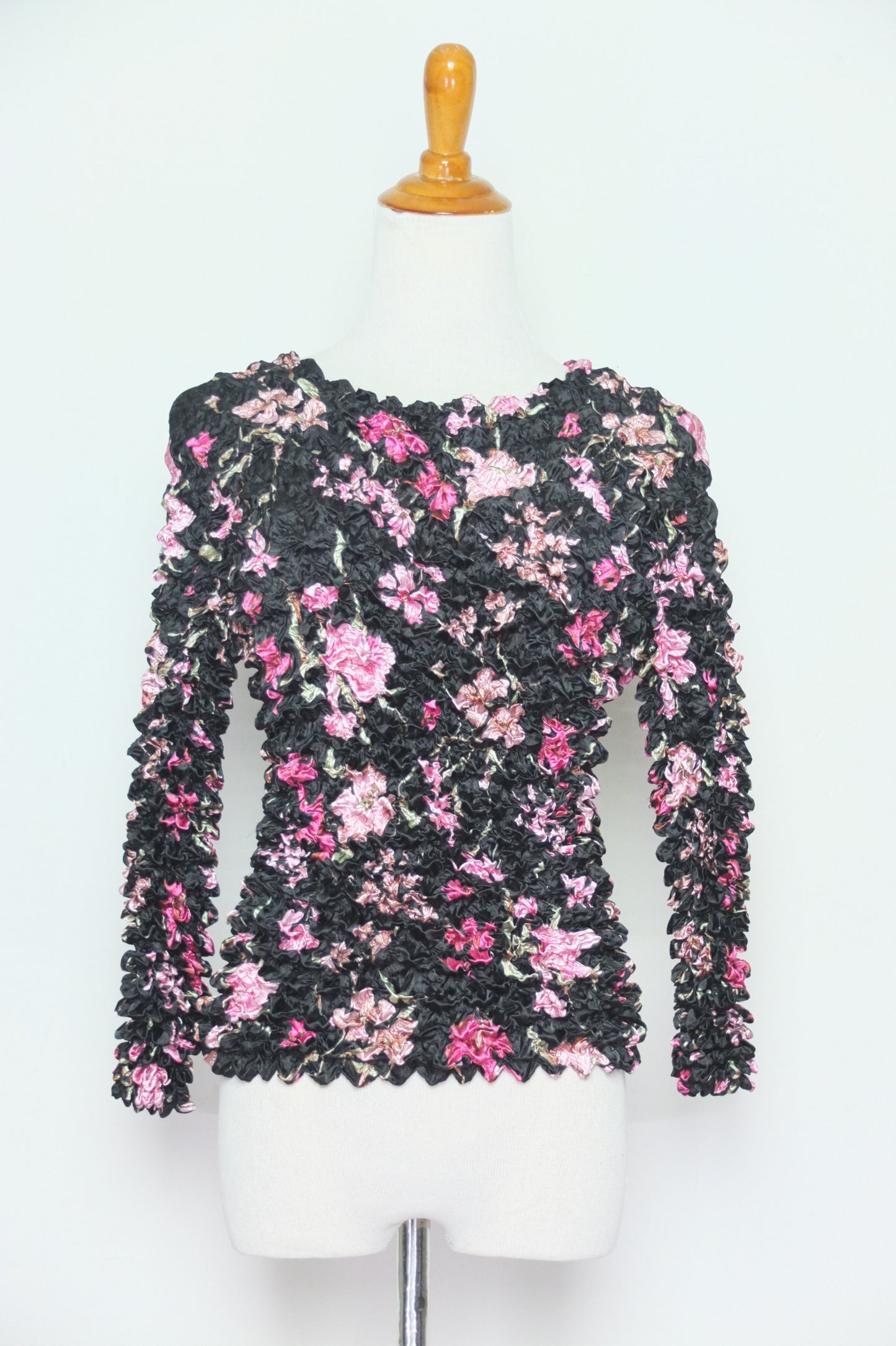 Y2K 90s Black Floral Popcorn Textured Top (S-M)